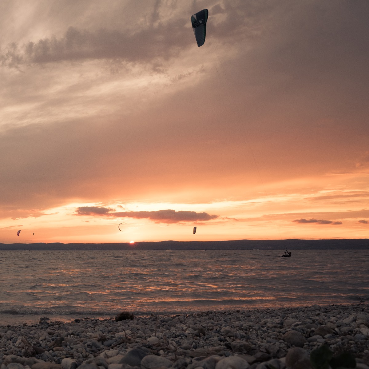 Auf solche Sunset-Sessions freuen wir uns schon wieder.  #kitesurfing