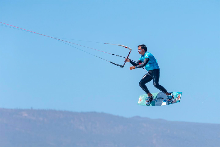 Kitesurfer Carlos Aldaravi flies over Tarifa for over a minute
